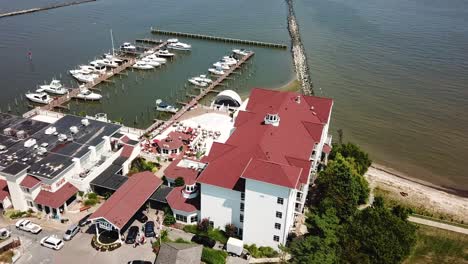 Filmische-Luftaufnahme-Von-Küstengebäuden-Der-Chesapeake-Bay,-Eisenbahnmuseum,-Hafen-Mit-Bootshafen