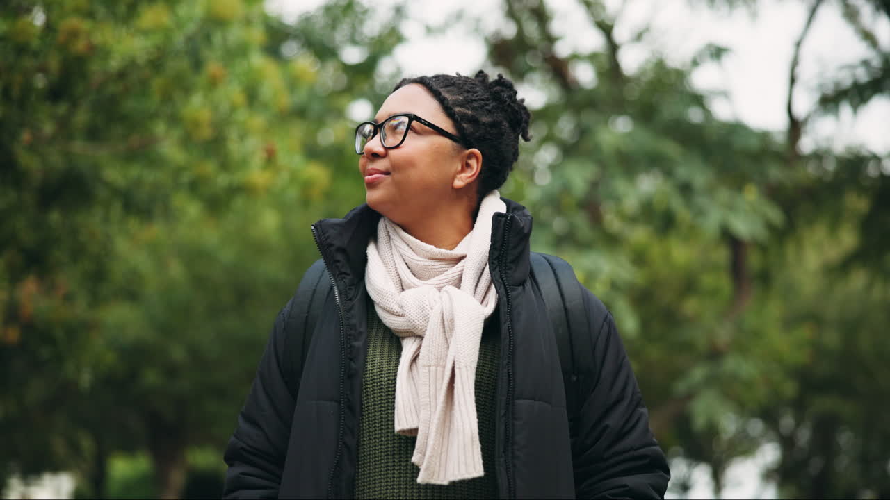 al aire libre, mujer y relajarse en una caminata