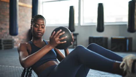 Fitness,-Ejercicio-Y-Mujer-Negra-En-El-Suelo.