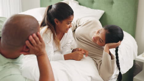 Man,-woman-and-child-on-bed-laughing