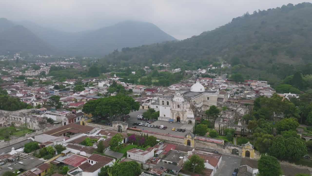 sobrevuelo aéreo rápido de una catedral histórica en la neblina en antigua, guatemala