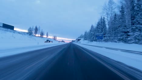 tiro de lapso de tiempo conduciendo a lo largo de una carretera despejada con árboles cubiertos de nieve en helsinki