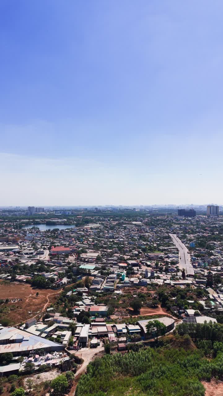 Vista della città da un punto elevato che mostra case, strade ed edifici sotto un cielo sereno in una giornata di sole