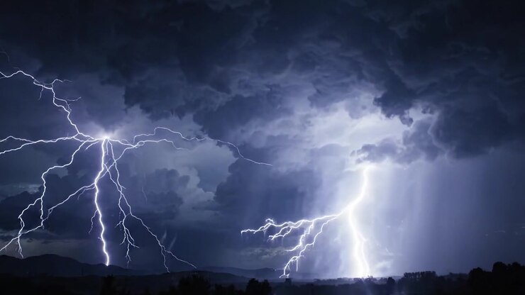Fulmini drammatici tra nuvole temporalesche scure, che creano un contrasto sorprendente nel cielo notturno, mostrando la potenza della furia e della bellezza della natura
