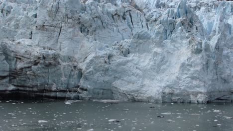 Hielo-Cayendo-En-Las-Aguas-De-La-Bahía-Del-Glaciar-Margerie,-Alaska