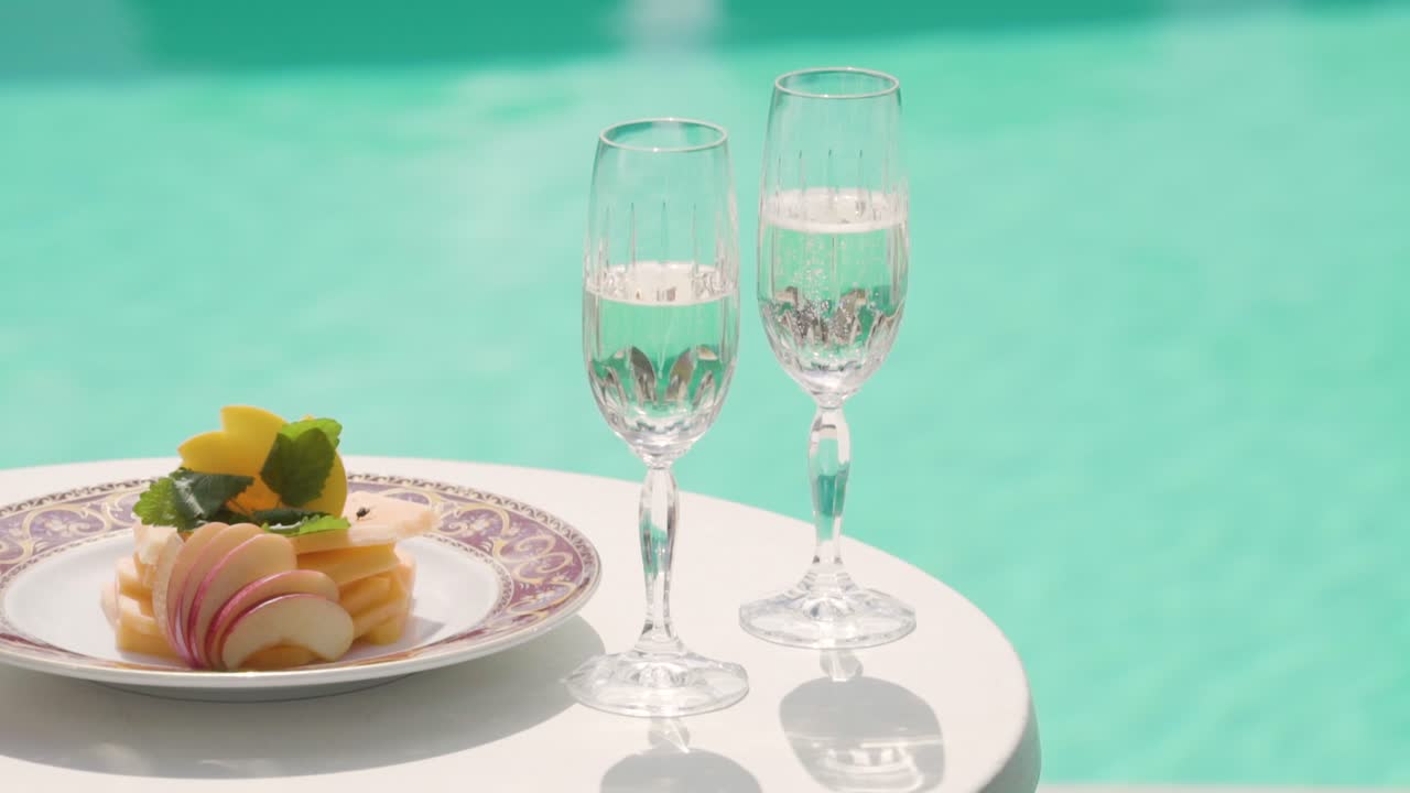 백색 페인 와인 컵과 배경에 수영장과 함께 맛있는 음식