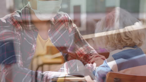 mujer con máscara facial usando portátil contra un estudiante que estudia en clase