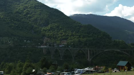puente de valle de montaña y paisaje