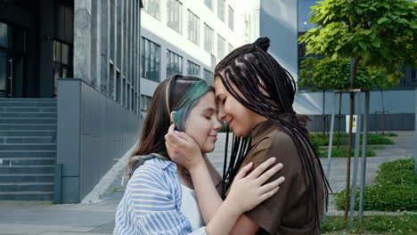madre e hija abrazándose