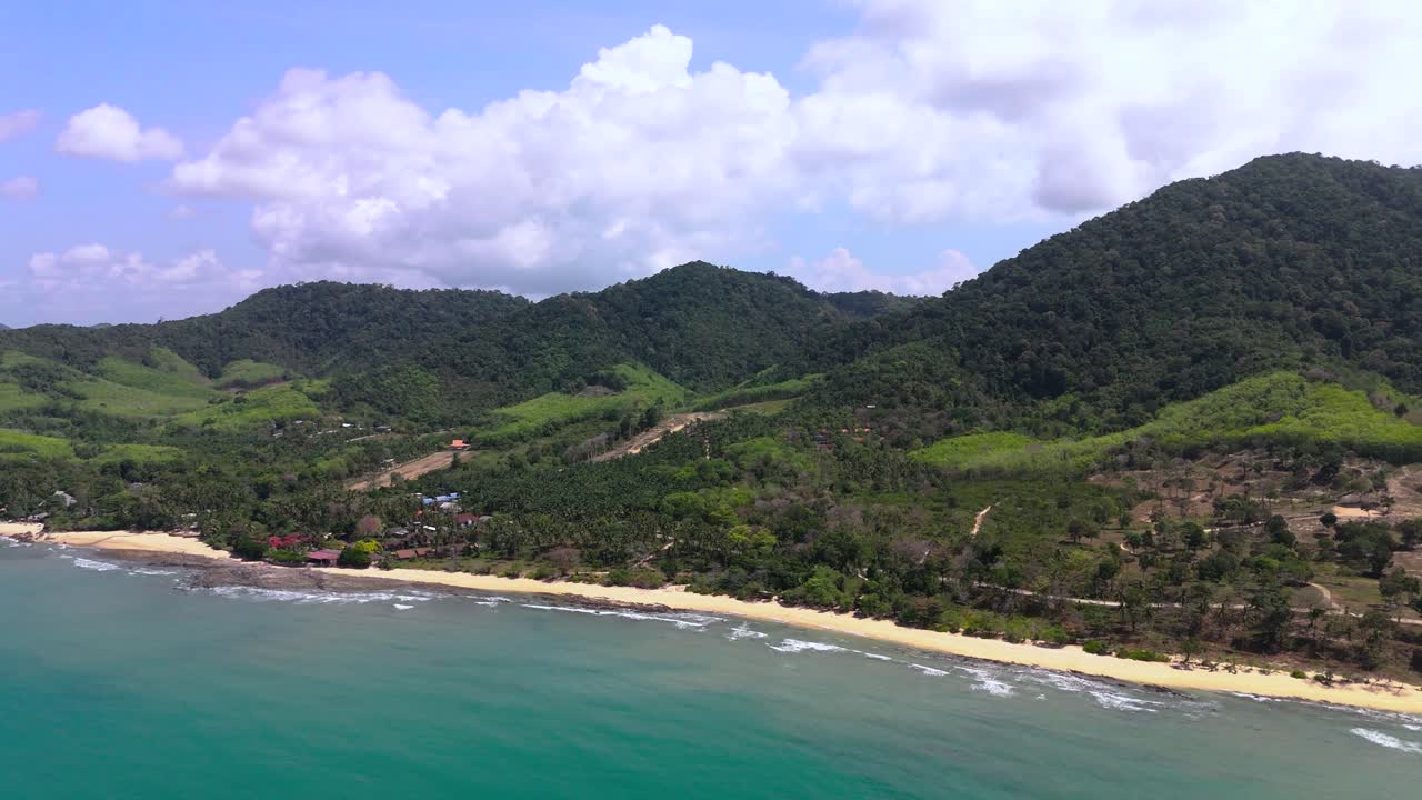 Volo sopra il Mare delle Andamane, vista di Koh Lanta.