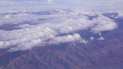 antena sobre montañas cubiertas de nieve cerca de teherán, irán