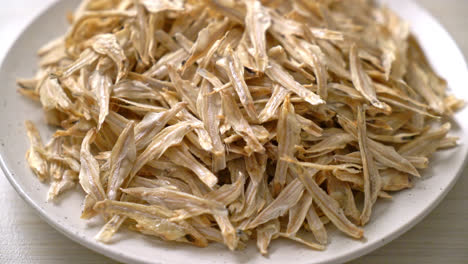 dried small crispy bake fish