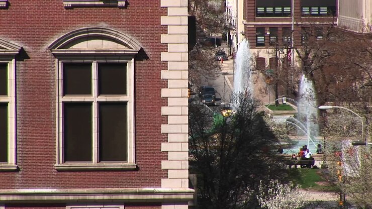 Uno Sguardo A Un Parco Del Centro Con Fontane E Un Angolo Di Un Vecchio Edificio Classico In Primo Piano