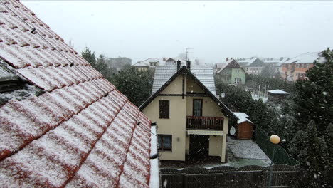 toma en cámara lenta de nieve cayendo en un suburbio de la ciudad