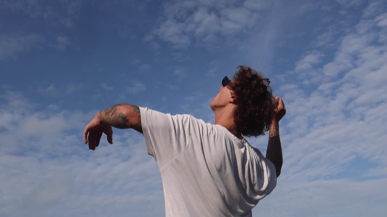 deportista jugando voleibol de playa.