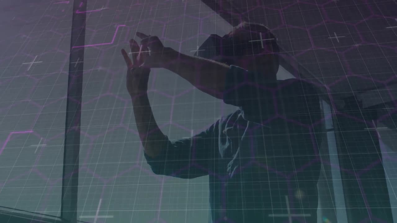 formas hexagonales y procesamiento de datos contra el hombre caucásico que usa auriculares vr en la oficina