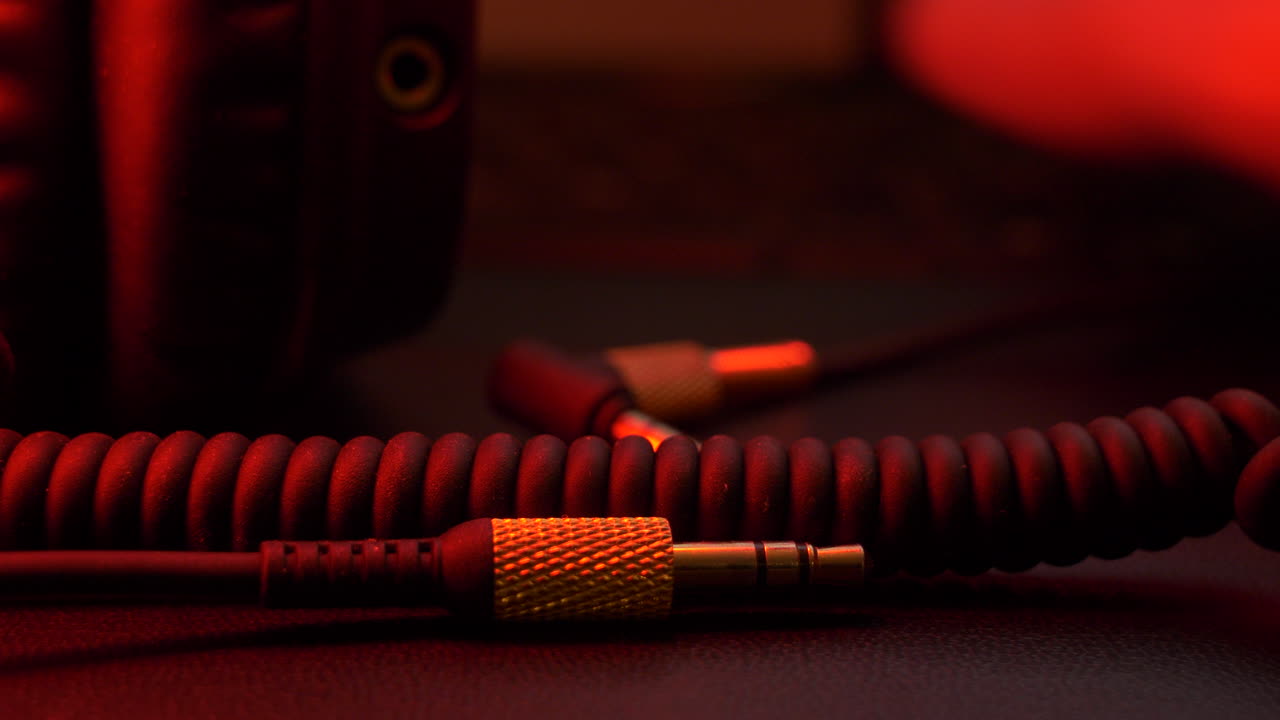 스튜디오 디스코 조명에서 헤드폰 오디오 잭의 클로즈업 샷