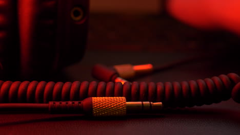 primer plano de la toma de audio de los auriculares en la iluminación de discoteca de estudio