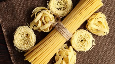 Top-view-of-uncooked-spaghetti-in-bunch