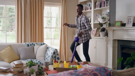 Gracioso-Hombre-Afroamericano-Bailando-Con-Aspiradora-En-Casa-Celebrando-El-éxito-Divirtiéndose-Bailando-Limpiando-La-Sala-De-Estar-Haciendo-Tareas-Domésticas-El-Fin-De-Semana-4k