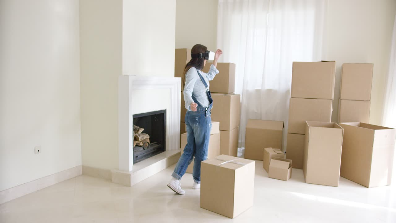 joven feliz disfrutando de sus auriculares vr