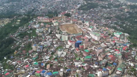 vista aérea del terreno local en una ciudad de la estación de la colina india