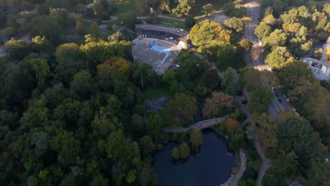 Aerial-view-tilting-over-the-Central-park,-sunny,-fall-evening-in-New-York,-USA