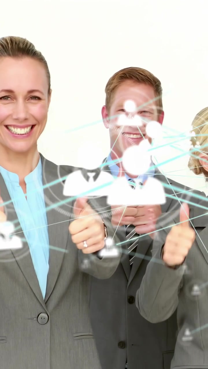 Vídeo vertical: Câmera se afastando revelando equipe de negócios fazendo sinal de positivo enquanto ícones cruzam a frente para promoção