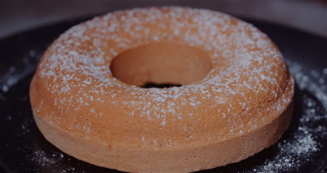 pastel de pascua tradicional recién horneado girando 13