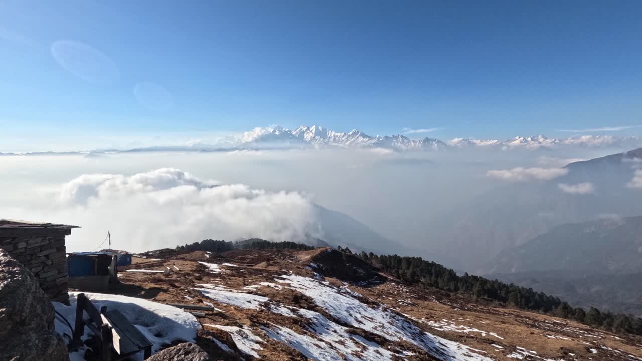 Catena mozzafiato del Ganesh Himal con cime innevate