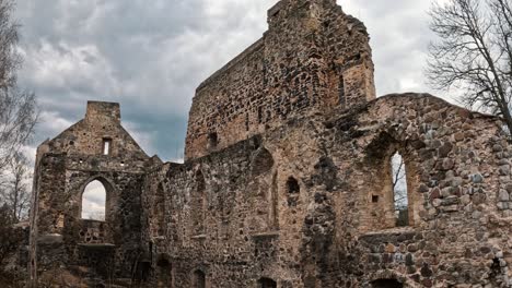 Ruinas-Del-Castillo-Medieval-De-Sigulda,-Letonia