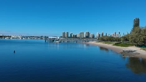 Luftaufnahme,-Die-Australiens-Wasserstraßen-An-Der-Goldküste-Und-Die-Zersiedelung-Der-Städte-An-Einem-Klaren-Tag-Zeigt