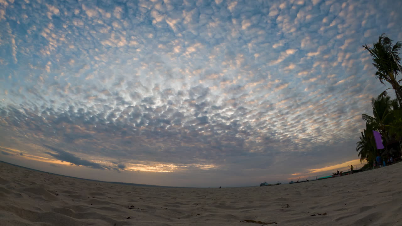 lapso de tiempo del amanecer con cirros en la playa de bantayan