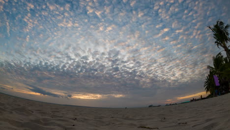 Lapso-De-Tiempo-Del-Amanecer-Con-Cirros-En-La-Playa-De-Bantayan