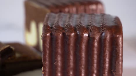 típico pastel de chocolate de mármol industrial alemán cortado en porciones