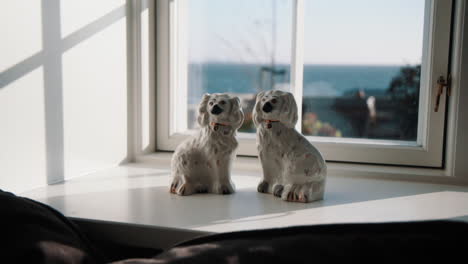 Ventana-En-Fanø-Dinamarca-Con-Dos-Perros-De-Porcelana-Mirando-Dentro