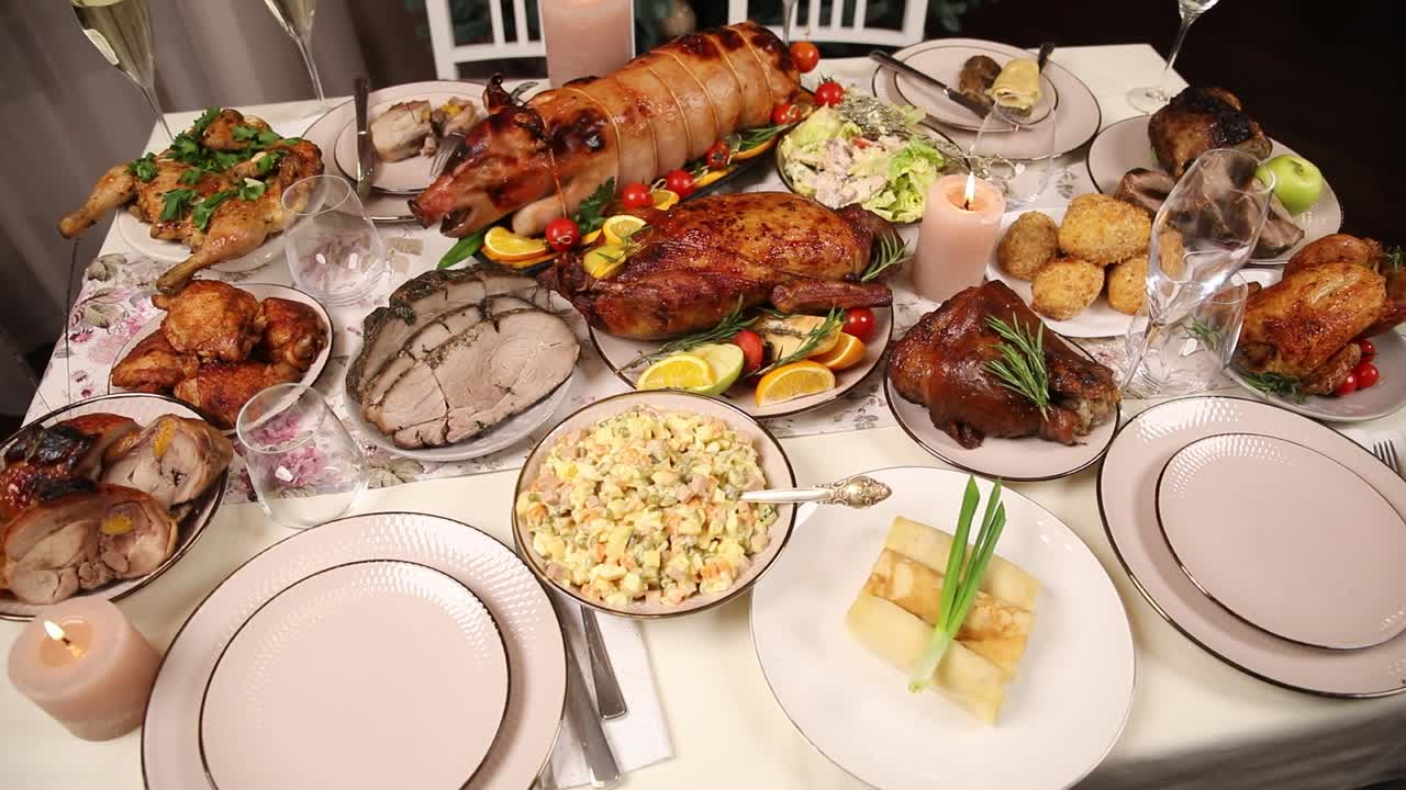 mesa de cena festiva con carnes y platos asados