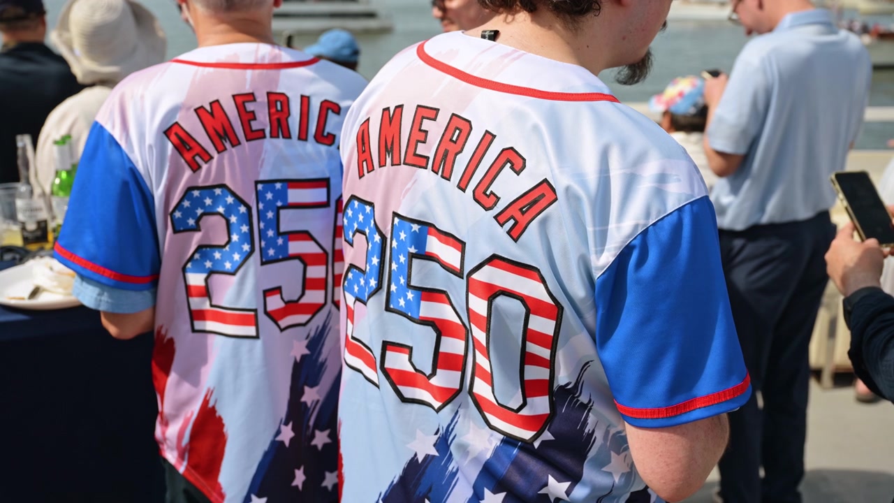 New York, USA, 4. juli 2026: Nærbillede af patriotiske amerikanske baseballtrøjer bagfra. Det detaljerede flagmønster og tekst er synligt på bagsiden af tøjet, der bæres under en fejring.