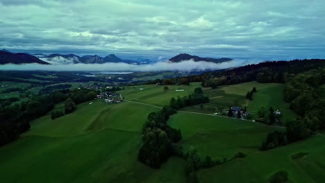 Drone-Panorámico-Aéreo-Vuela-Sobre-La-Ciudad-Del-Valle-En-El-Cielo-Pueblo-De-Fondo-Verde