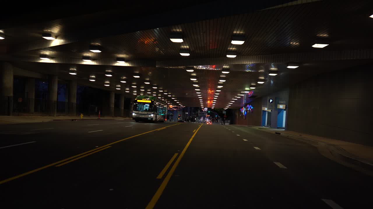 밤에 텅 빈 도심 거리를 걷다