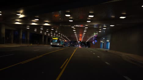 caminar por las calles vacías del centro por la noche