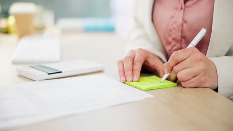 calculadora, las manos escribiendo en el teclado