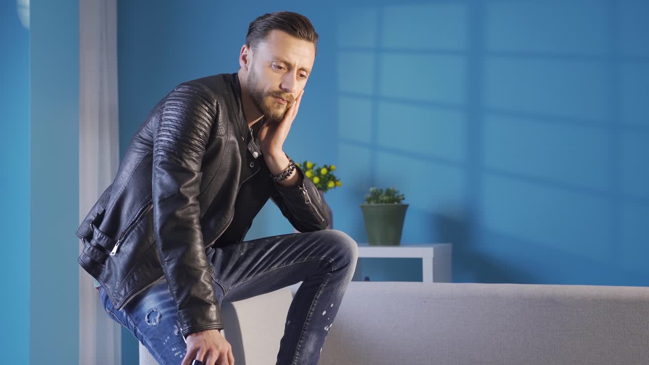 hombre infeliz y pensativo sacudiendo negativamente la cabeza, sin éxito, sintiéndose culpable, sin querer perdonar.