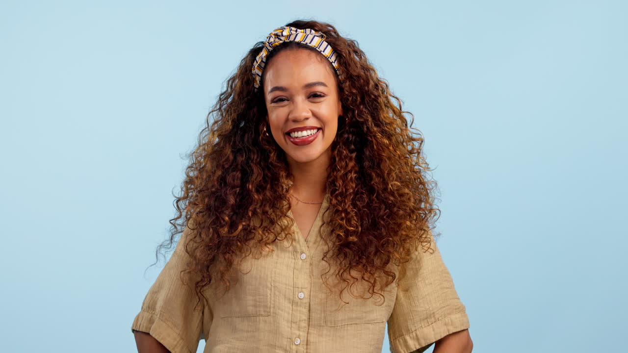 mujer, cabello y belleza con maquillaje