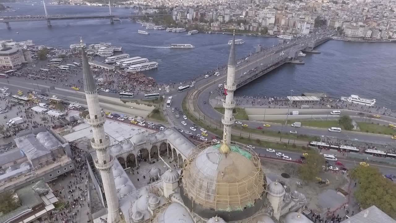 hermosa antena ascendente revela el río bósforo y la ciudad de estambul, turquía