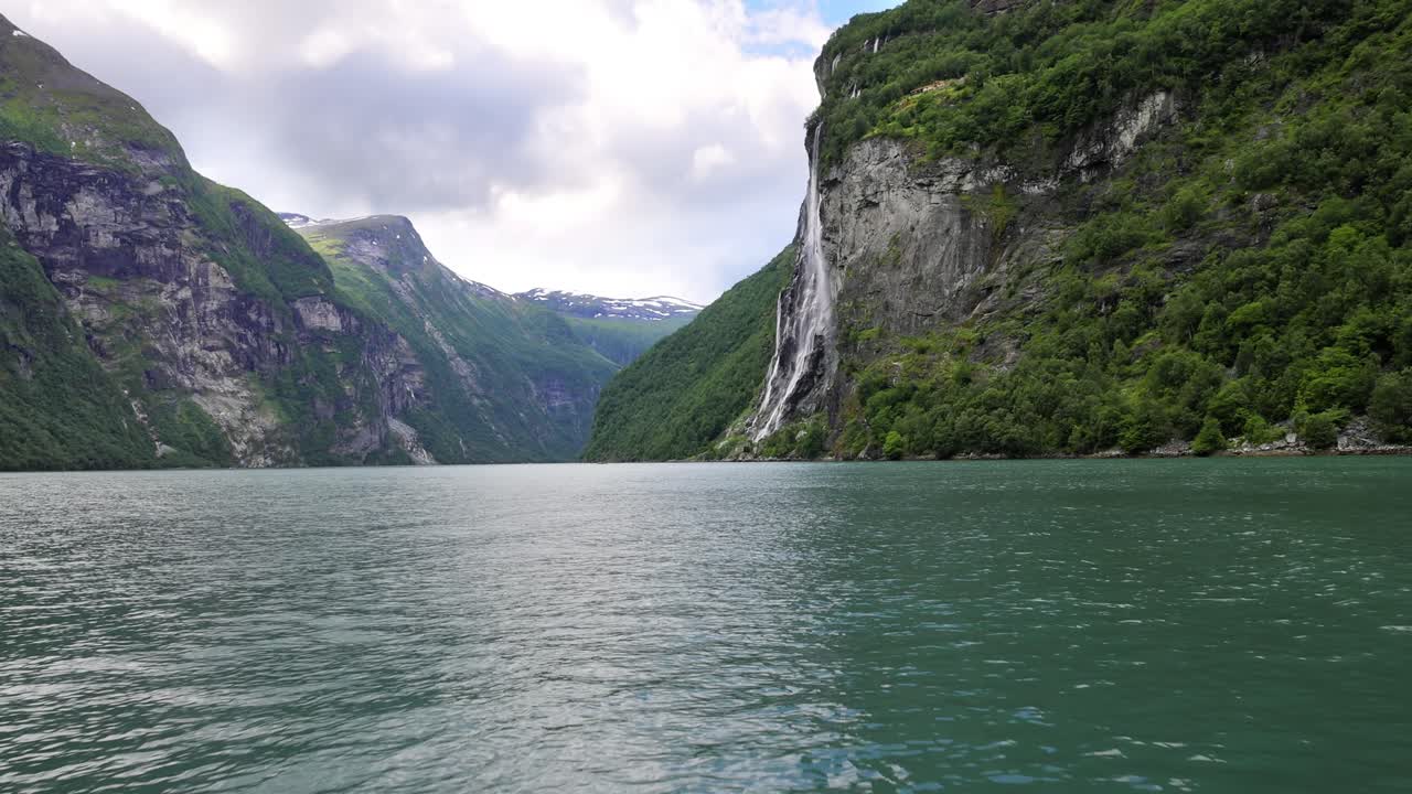 Geirangerfjord, Wasserfall Seven Sisters. Schöne Natur Norwegen Naturlandschaft.