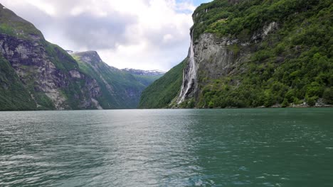 el fiordo de geiranger, la cascada de las siete hermanas, la hermosa naturaleza, el paisaje natural de noruega.