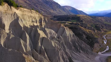 Eine-Beeindruckende-Luftperspektive,-Die-Einen-Erodierten,-Mit-Markanten-Zinnen-Geschmückten-Hügel-Entlang-Des-Malerischen-Hope-River-In-Neuseeland-Zeigt
