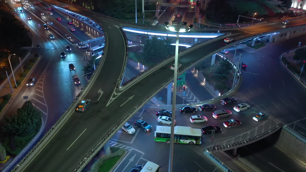칭다오 시 야간 조명 비는 교통, 도로 교차로, 공중 상향 파노라마, 4k 중국