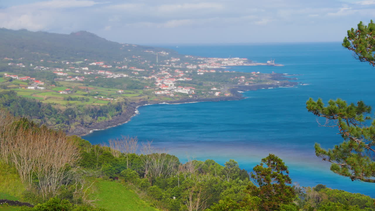 Inquadratura statica di una pittoresca e vivace costa rocciosa sull'isola di São Miguel, Azzorre, Portogallo